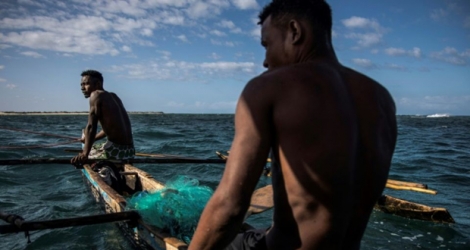 Des pêcheurs malgaches à bord d'une pirogue à Anakao, à Madagascar le 4 novembre 2018.