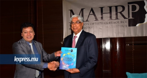 Areff Salauroo a remis une copie du magazine à Sudhamo Lal, directeur général de la MRA.
