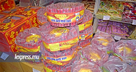 Les magasins ont fait le plein de pétards et feux d’artifice, dont les prix varient de Rs 15 à plus de Rs 15 000. 