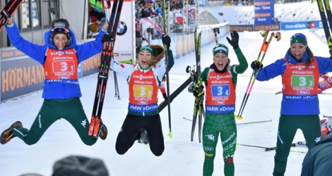 (g à d) Les Italiennes Lisa Vittozzi, Dorothea Wierer, Federica Sanfilippolors et Alexia Runggaldier victorieuses du relais 4x6 km de Hochfilzen, en Autriche, le 15 décembre 2018 