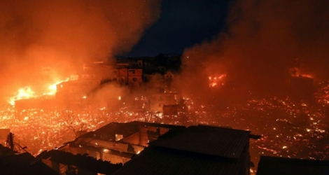 Des habitations en flammes dans le quartier d'Educandos à Manaus, au Brésil, le 17 décembre 2018 
