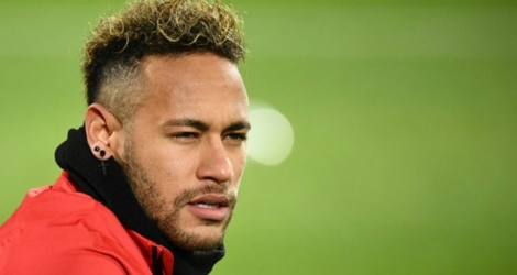 Le joueur du Paris SG Neymar s'échauffe à Belgrade en Ligue des champions le 11 décembre 2018.