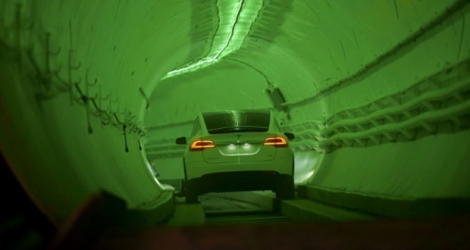 Une Tesla Model X modifiée conduit dans un tunnel test de Boring Co. à Hawthorne, au sud de Los Angeles, le 18 décembre 2018.