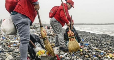 Des bénévoles ramassent le plastique qui jonche une plage de Lima, au Pérou, à l'occasion de la Journée mondiale de l'environnement, le 5 juin. 