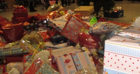 Distribution de cadeaux aux enfants à l’occasion de la fête de Noël à travers l’île.