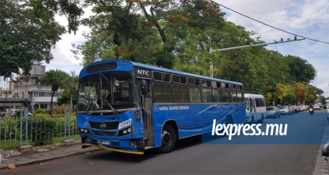 L’autobus de la CNT qui a été impliqué dans un accident de la route ce mardi matin 25 décembre à Plaine-Verte.