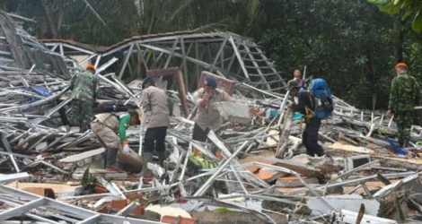 Des soldats et policiers recherchent des victimes, le 24 décembre 2018 à Carita, deux jours après le tsunami qui a frappé l'Indonésie.