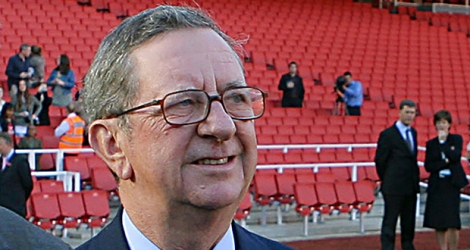 Peter Hill-Wood, président du club londonien de 1982 à 2013 à l'origine du recrutement d'Arsène Wenger, alors inconnu, en 1996.