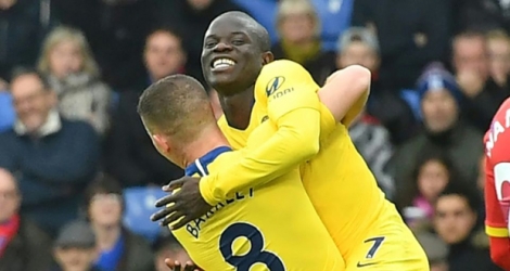 Le Français N'Golo Kanté buteur pour Chelsea face à Crystal Palace et félicité par son coéquipier Ross Barkley, le 30 décembre 2018 à Selhurst Park.
