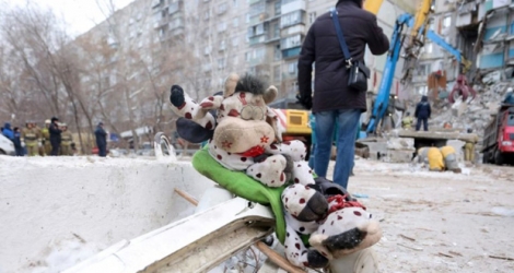 Des jouets déposés sur un mémorial improvisé devant l'immeuble partiellement effondré à Magnitogorsk; le 2 janvier 2019.