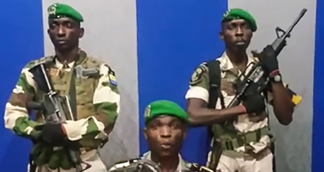 Capture d'écran d'une video diffusée sur YouTube le 7 janvier 2019 de soldats gabonais dans les locaux de la télévision et radio publique appelant la population à un soulèvement.
