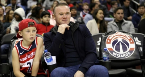 Wayne Rooney regarde un match de NBA à Washington avec son fils le 2 décembre 2018.