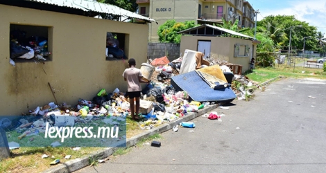 La situation est chaotique à la NHDC de Cap-Malheureux, où les ordures s’accumulent faute de ramassage adéquat.