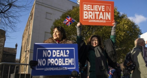 Des militantes brandissent des pancartes Pro-Brexit devant le Parlement le 8 janvier 2018 à Londres.