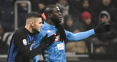 Le Milanais Mauro Icardi (g) tente de réconforter Kalidou Koulibaly, victime de cris racistes, le 26 décembre 2018, au stade San Siro de Milan, lors du match Inter-Naples.