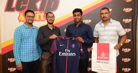 Sheik Mohung (2e à g.), Sales Executive à Emirates et fan de Chelsea remet le star prize à Faizuddin Hosany aux côtés d’Azmaal Hydoo et de Stany Maurice (à dr.), de la rédaction de Lékip.