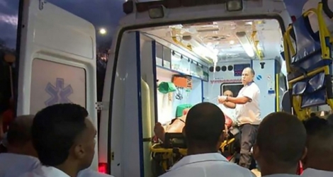 Photo fournie par un site officiel cubain d'une ambulance transportant à l'hôpital de Guantanamo une personne blessée dans un accident de car, le 10 janvier 2019.