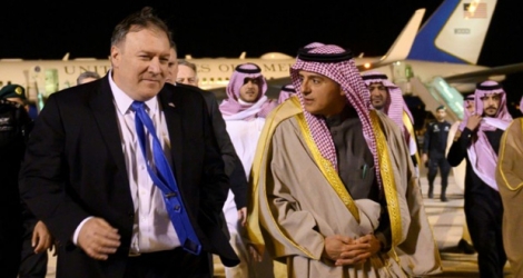 Le secrétaire d'Etat américain Mike Pompeo accueilli à Ryad par le ministre d'Etat saoudien aux Affaires étrangères Adel al-Jubeir, le 13 janvier 2019.