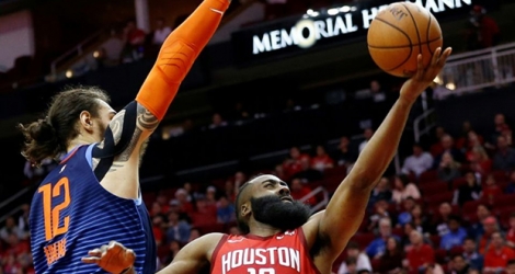 James Harden (d) des Houston Rockets tente un panier face à Steven Adams du Oklahoma City Thunder en NBA, le 25 décembre 2018 à Houston 