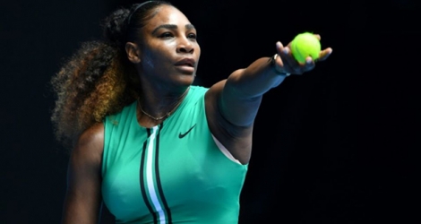 La joueuse américaine Serena Williams s'apprête à servir contre l'Allemande Tatjana Maria lors de l'Open d'Australie à Melbourne le 15 janvier 2019