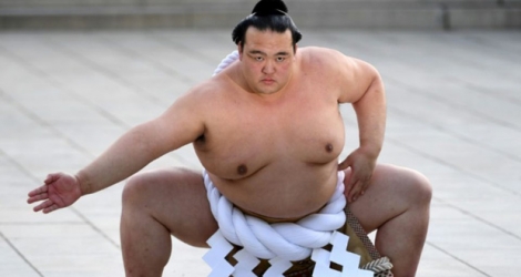 Kisenosato, seul «YoKosuna» (grand champion de sumo) encore en activité né au Japon, lors d'une cérémonie au sanctuaire Meiji de Tokyo, le 27 janvier 2017.