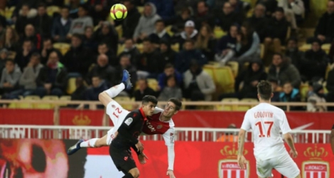 Monaco et Nice se sont neutralisés, à l'instar du duel entre Youcef Atal et Julien Serrano (N.21), lors du derby azuréen disputé à Louis-II, le 16 janvier 2019.