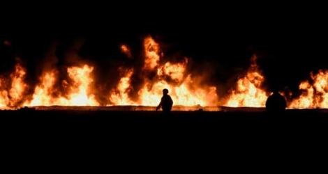 Un soldat mexicain devant l'incendie d'un oléoduc à Tlahuelilpan, le 18 janvier 2019.