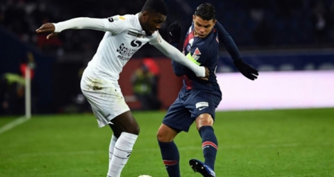 Guingamp et Marcus Thuram, ici à la lutte avec le capitaine du PSG Thiago Silva ont créé la surprise en s'imposant au Parc des Princes, le 9 janvier 2019.