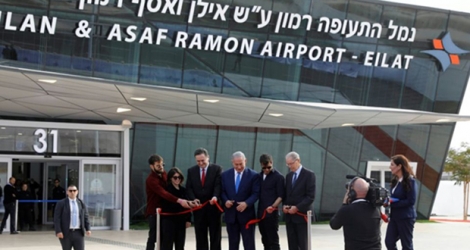  Le Premier ministre israélien Benjamin Netanyahu (C) et le ministre des Transports Israel Katz lors de l'inauguration du nouvel aéroport international Ramon, le 21 janvier 2019, à Eilat, en Israël