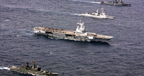 Photo prise par la Marine française montrant le porte-avion Charles-de-Gaulle (deuxième en partant du bas) et la frégate Cassard (troisième) au cours d'un exercice militaire commun avec la Marine indienne dans l'Océan indien, au large de Goa, le 14 mai 2002.