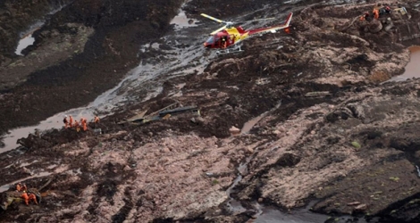 Un hélicoptère recherche des personnes disparues lors de l'effondrement d'un barrage minier, le 25 janvier 2019 à Brumadinho, au Brésil