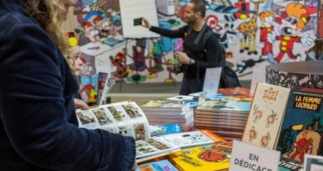Une lectrice est plongée dans une bande-dessinée lors de la 46e édition du festival de BD d'Angoulême le 24 janvier 2019