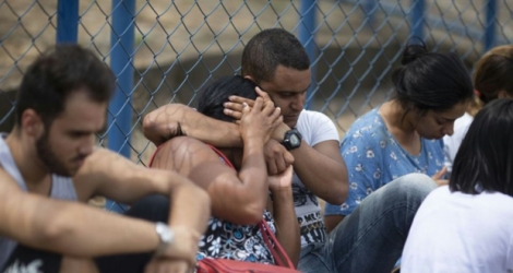 Des gens attendent des informations sur le sort de proches devant un centre de crise à Brumadinho au Brésil, le 26 janvier 2019, après la rupture d'un barrage.
