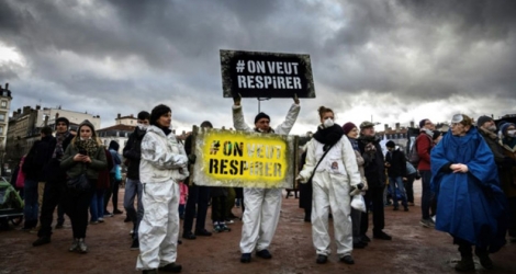 Des milliers de personnes se donnent la main pour encercler la presqu'île à l'hyper-centre de Lyon pour crier l'urgence climatique et demander une meilleure qualité de l'air, le 27 janvier 2019.