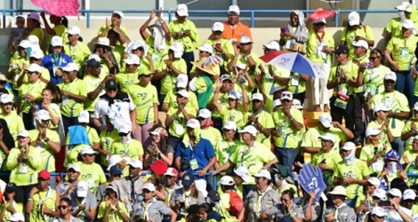 Des bénévoles des JMJ rassemblés dans le stade Rommel Fernandez pour une rencontre avec le pape François, à Panama City, le 27 janvier 2019