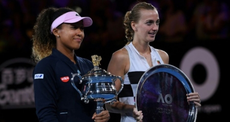 La Japonaise Naomi Osaka (g), vainqueur de l'Open d'Australie, et la Tchèque Petra Kvitova, finaliste, posent avec leur trophée, le 26 janvier 2019 à Melbourne.