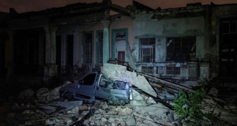 Une voiture écrasée sous les décombres dans une rue d'un quartier de La Havane frappé par une tornade, le 28 janvier 2019.