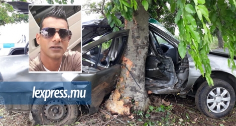 La voiture de Mahendranath Mungur (en médaillon) a percuté de plein fouet un arbre.