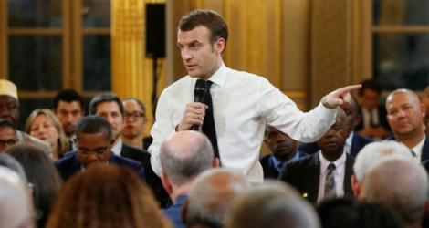 Le président français Emmanuel Macron lors d'une rencontre avec des élus d'Outre-mer dans le cadre du 