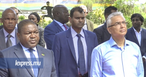 Le président mozambicain (à g.), Filipe Nyusi, vient de la tribu Makondé. Le Premier ministre l’a annoncé dans son discours, hier, au Morne…