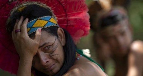 Une femme de la tribu Pataxó désespérée après la rupture du barrage de Bruamdinho dans le Minas Gerais, le 30 janvier 2019.