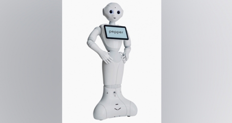 Plus de 2 000 agences ont déjà adopté le petit robot qui interagit dans une dizaine de langues.
