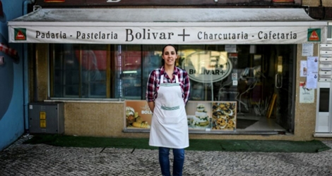 Karina Marquez, immigrée vénézuélienne, pose devant sa boulangerie 