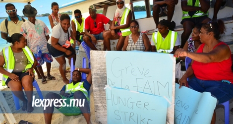 Plusieurs personnes ont tenu à apporter leur soutien à Jonathan Dardenne qui a entamé une grève de la faim sur la plage de Trou-d’Eau-Douce ce mercredi 6 février.