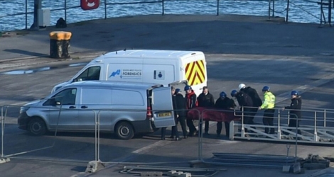 Un corps retrouvé dans l'épave est ramené à terre, le 7 février 2019, par le navire du Bureau d'enquête britannique sur les accidents aériens (AAIB), Geo Ocean III, à Weymouth, dans le sud-ouest de l'Angleterre.