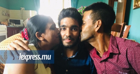 Soodarshan Gajadhur, lauréat dans la filière scientifique, est entouré de ses parents, fiers de lui…