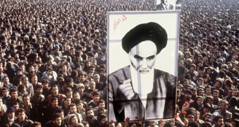 Un portrait géant de l'ayatollah Khomeiny lors d'une manifestation contre le chah, le 16 janvier 1979 à Téhéran