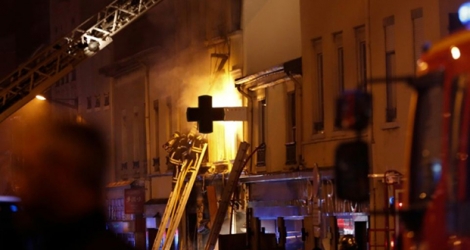 Des pompiers tentent de maîtriser un incendie dans un immeuble à Lyon, le 9 février 2019