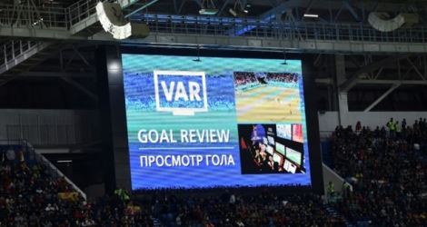 Recours à l'assistance vidéo à l'arbitrage (VAR), lors d'un match du Mondial entre l'Espagne et le Maroc, le 25 juin 2018 à Kaliningrad.