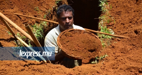 Veejayan a refusé d’autres offres d’emploi, préférant son métier de fossoyeur.